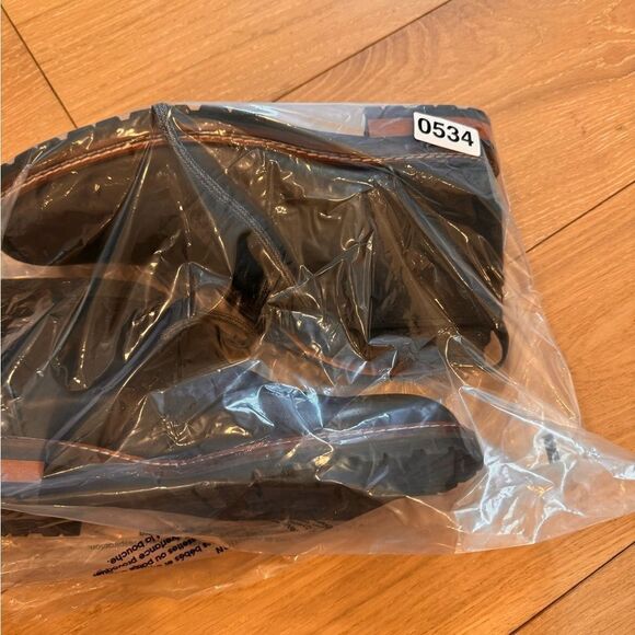 ON WHITE MEN
Larrado Black - Picture 7 of 12